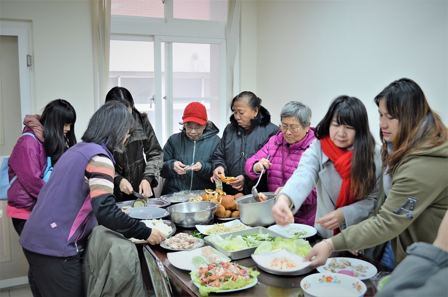 一大早，各家新住民大廚以及本所的小二廚們就在廚房忙碌著，為大家準備豐盛的特色年菜。